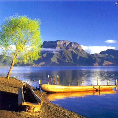 boat in Lugu lake